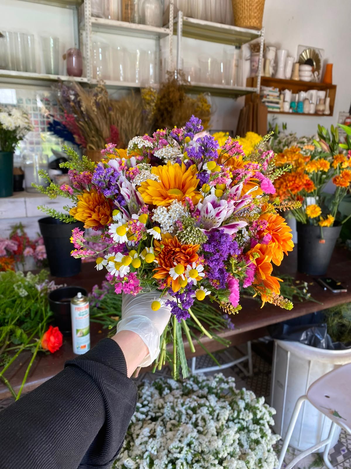 Detalle de flores frescas armadas a mano en el taller floral