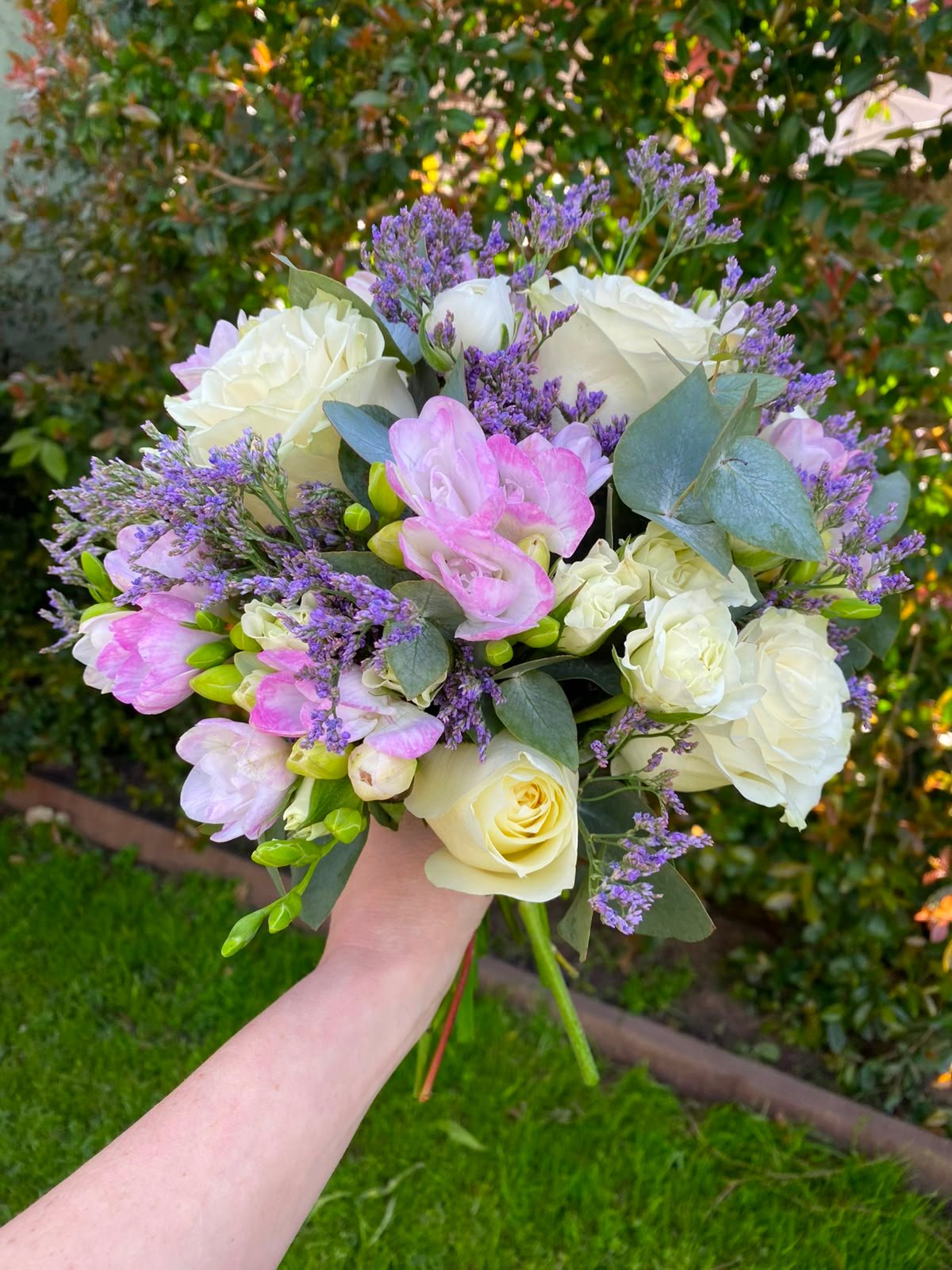 Creación floral personalizada con flores frescas y dedicación artesanal