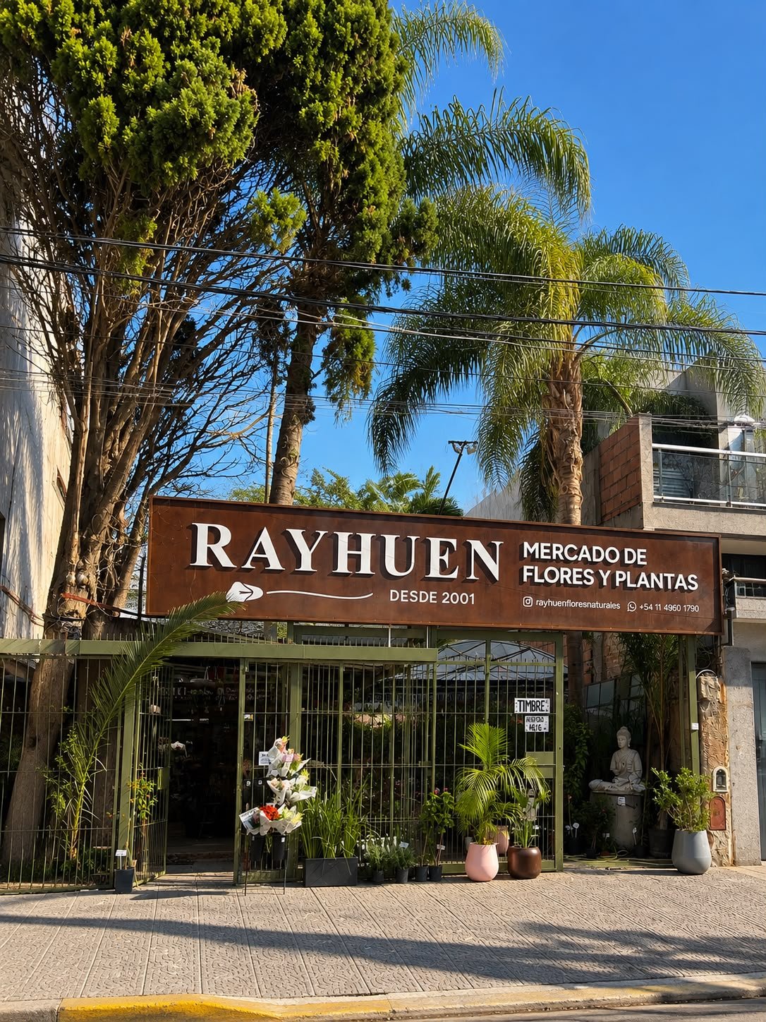 Fachada y local de Rayhuen Mercado de Flores y Plantas en Villa Ballester